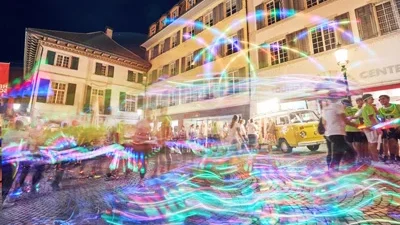 Photobus Event in Solothurn bei Nacht mit lebendiger Stimmung und besonderen Momenten