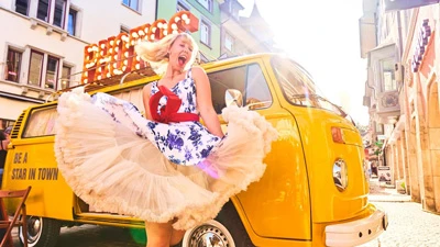 Gelber Photobus bei Stars in Town Solothurn mit Festivalstimmung in der Altstadt