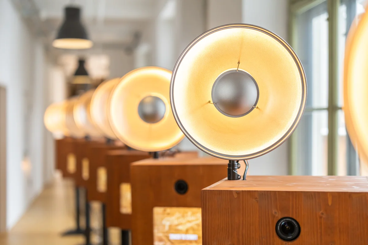 Reihe von professionellen Studioblitz-Reflektoren (Beauty Dish) auf den Fotoboxen. Die Beleuchtung garantiert rauschfreie und gleichmässig ausgeleuchtete Bilder.