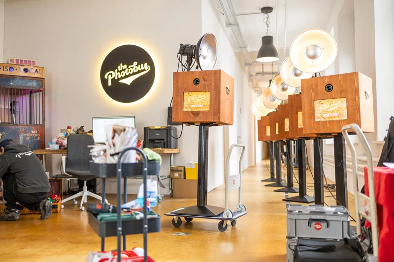 Blick in die Fotobox-Werkstatt von Photobus Schweiz mit mehreren Säulenfotoboxen in Vorbereitung.