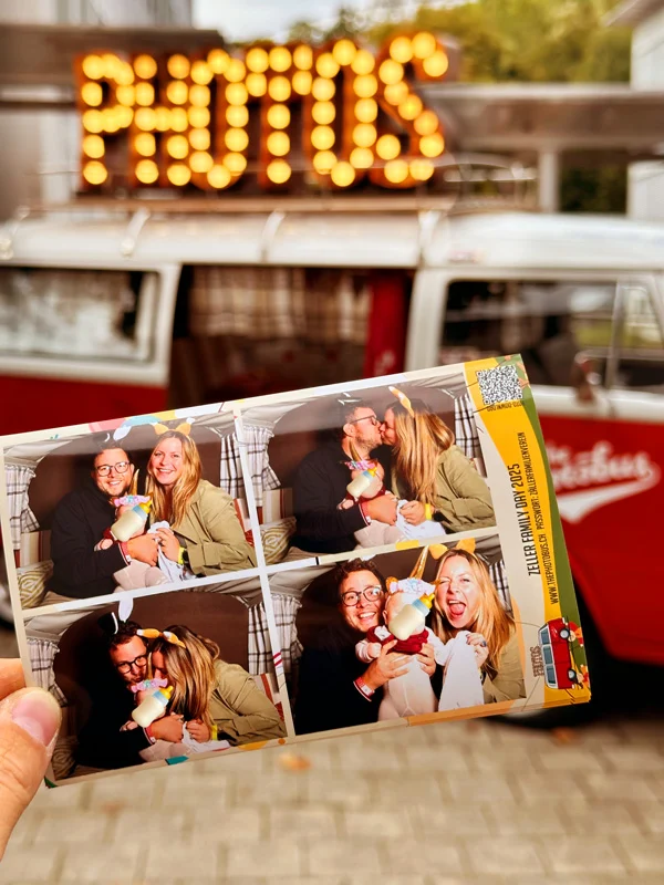 Ein persönlicher Fotobox-Moment im Photobus mit Lorenz Walter, seiner Partnerin und ihrer Tochter, festgehalten als Fotostreifen vor dem Photobus