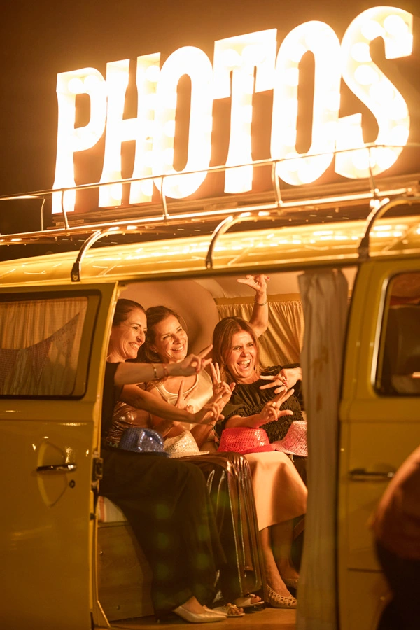 Private Atmosphäre im VW Photobus für authentische und ausgelassene Partyfotos.