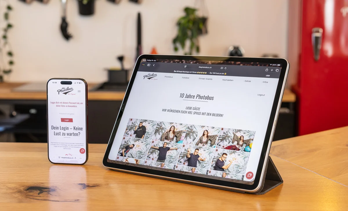 Photobus Schweiz Online-Galerie auf einem Tablet und Smartphone zur Ansicht der Event-Fotos mit Passwort-Login und digitalem Download.