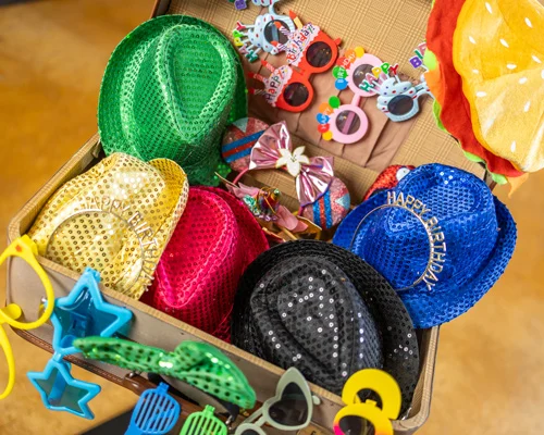 Bunte Geburtstag Fotobox Requisiten mit Partyhüten und Brillen von Photobus Schweiz