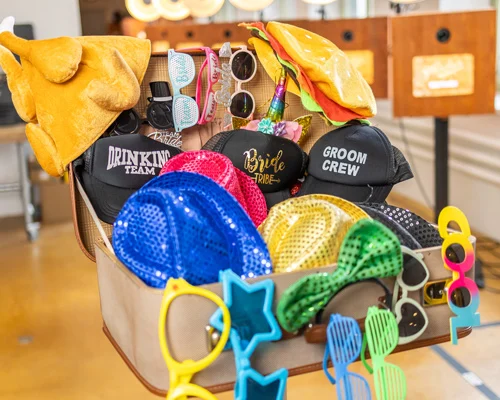 Hochzeit Fotobox Requisiten mit Bride Tribe und Groom Crew Caps von Photobus Schweiz
