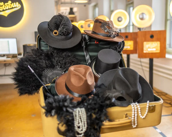 Fotobox Requisitenkoffer mit eleganten Hüten und 20er Jahre Accessoires von Photobus Schweiz
