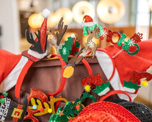 Weihnachtliche Fotobox Requisiten mit Rentier und Santa Accessoires von Photobus Schweiz
