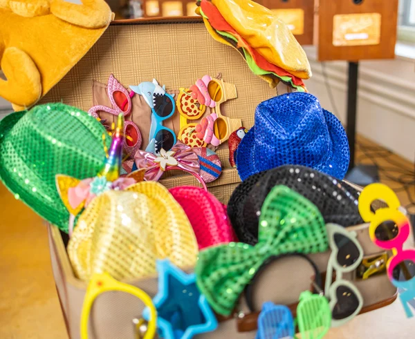 Offener Fotobox Requisitenkoffer mit bunten Hüten, Brillen und Accessoires von Photobus Schweiz
