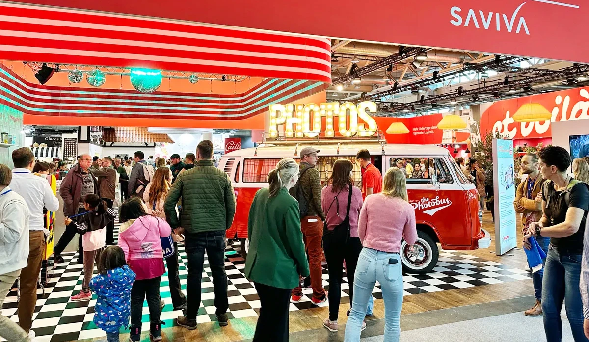 Roter VW Photobus als Eyecatcher am Transgourmet Messestand zur Lead-Generierung und Brand Activation.
