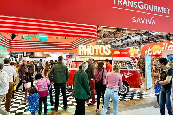 Roter VW Photobus als Eyecatcher am Transgourmet Messestand zur Lead-Generierung und Brand Activation auf einer Messe.