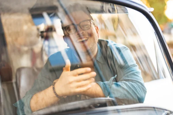 Lorenz Walter, Gründer von Photobus Schweiz, sitzt im Photobus und erlebt einen persönlichen Moment während eines Fotobox-Anlasses
