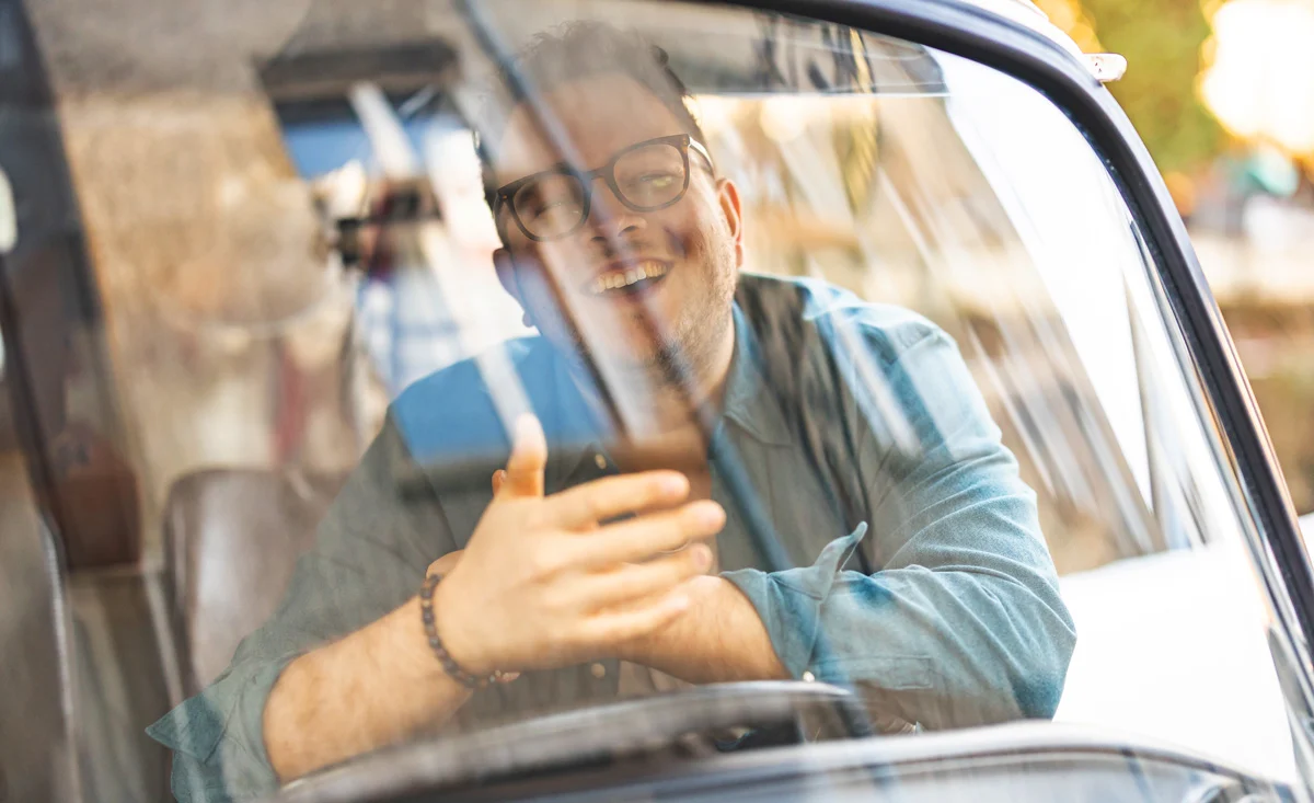 Lorenz Walter, Gründer von Photobus Schweiz, sitzt im Photobus und erlebt einen persönlichen Moment während eines Fotobox-Anlasses