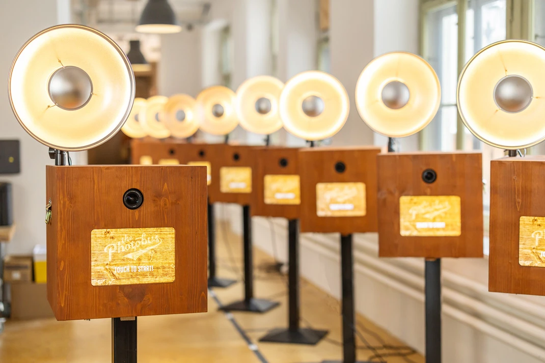 Professionelle Fotobox mit DSLR-Kamera und Studioblitz für Events in der Schweiz – Definition und Technik erklärt von Photobus.