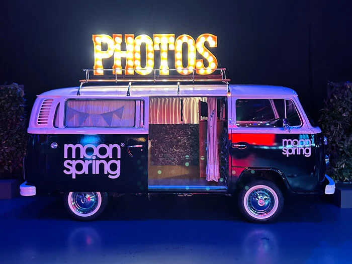 Photobus VW-Bus mit individueller Firmen-Vollfolierung und Logo-Branding für Messestand-Einsätze in der Schweiz
