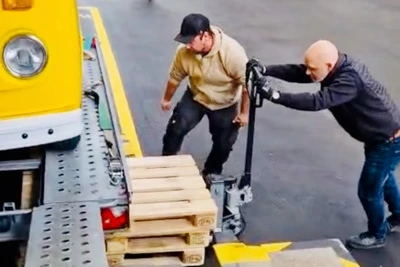 Gelber Photobus wird über eine erhöhte Laderampe in die Eventhalle der Spinnerei Emmen bei Luzern gefahren