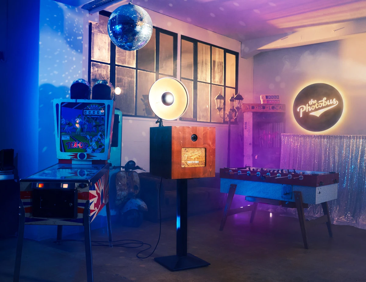 Fotobox mieten Schweiz – Photobus Fotokabine an einer Party mit Discoball und Flipper