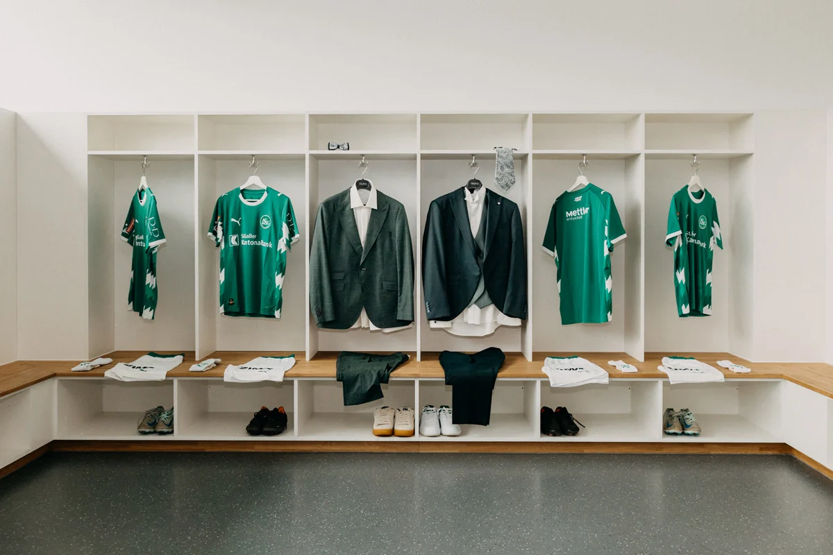 Braut beim Getting Ready in der Umkleidekabine des FC St. Gallen Kybunpark
