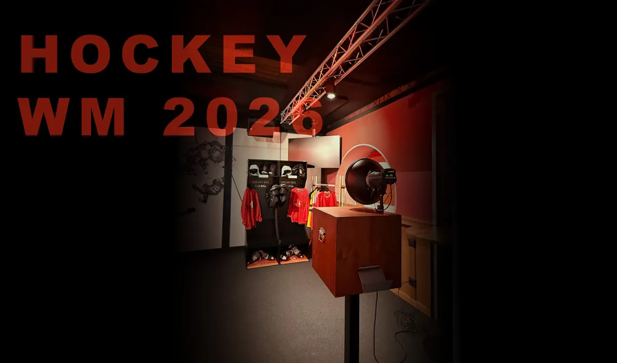 Professionelle Fotobox für Firmenkunden an der Eishockey-WM 2026 – Setup mit Hockey-Requisiten und Branding für Sunrise