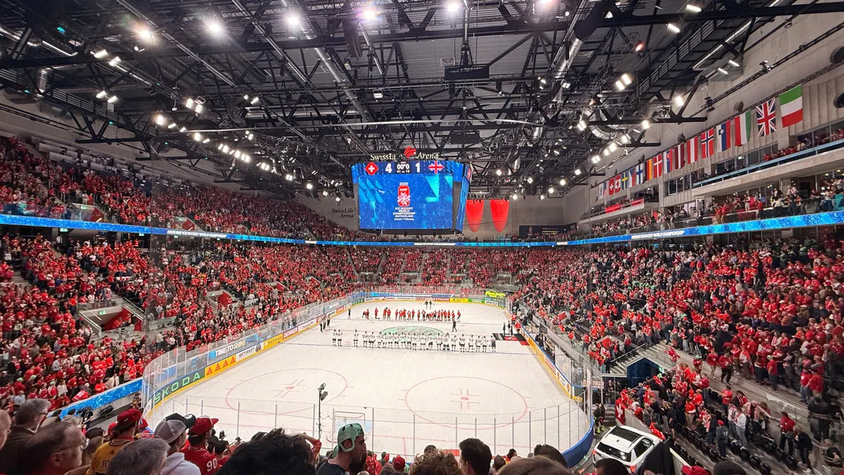 Vollbesetzte SwissLife Arena in Zürich an der Eishockey-WM 2026 – Schweiz gewinnt gegen Grossbritannien vor tausenden Fans in Rot