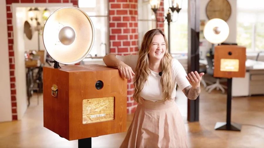 Joëlle von Photobus erklärt im Video, wie die Fotobox mieten funktioniert