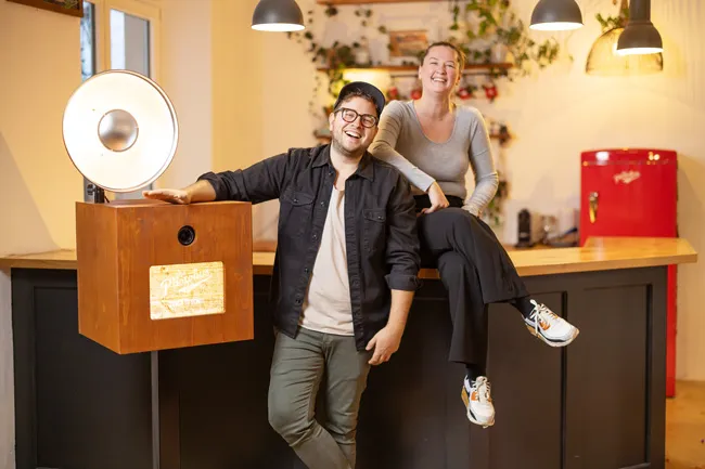 Fotobox mieten Schweiz – Photobus Team an der hölzernen Fotobox mit Ringlicht